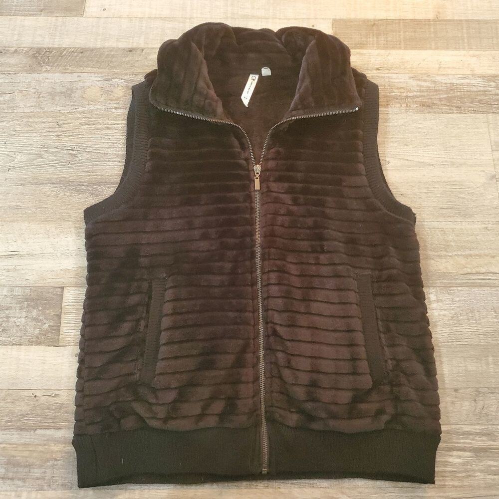 Cable and gauge medium womens black faux fur vest